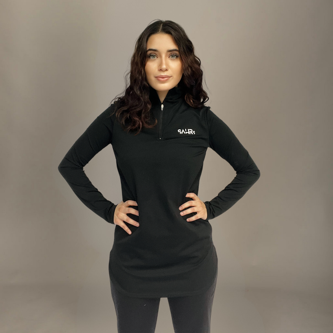 Camiseta deportiva ajustada con cremallera ¼ para mujer, color negro
