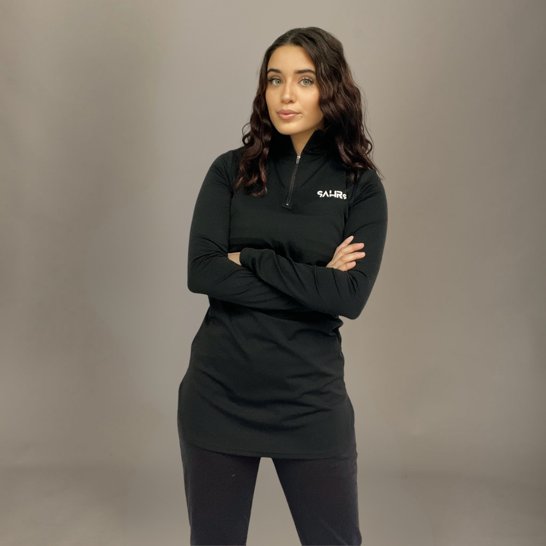 Camiseta deportiva ajustada con cremallera ¼ para mujer, color negro