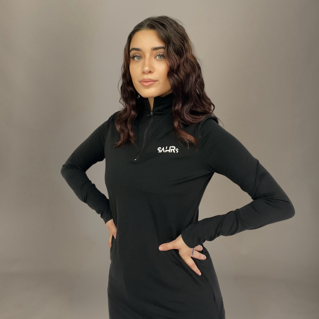 Camiseta deportiva ajustada con cremallera ¼ para mujer, color negro